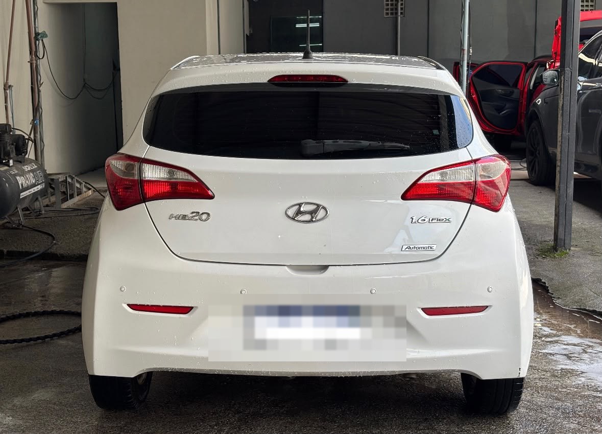 Hatch branco recém-lavado no box de higienização