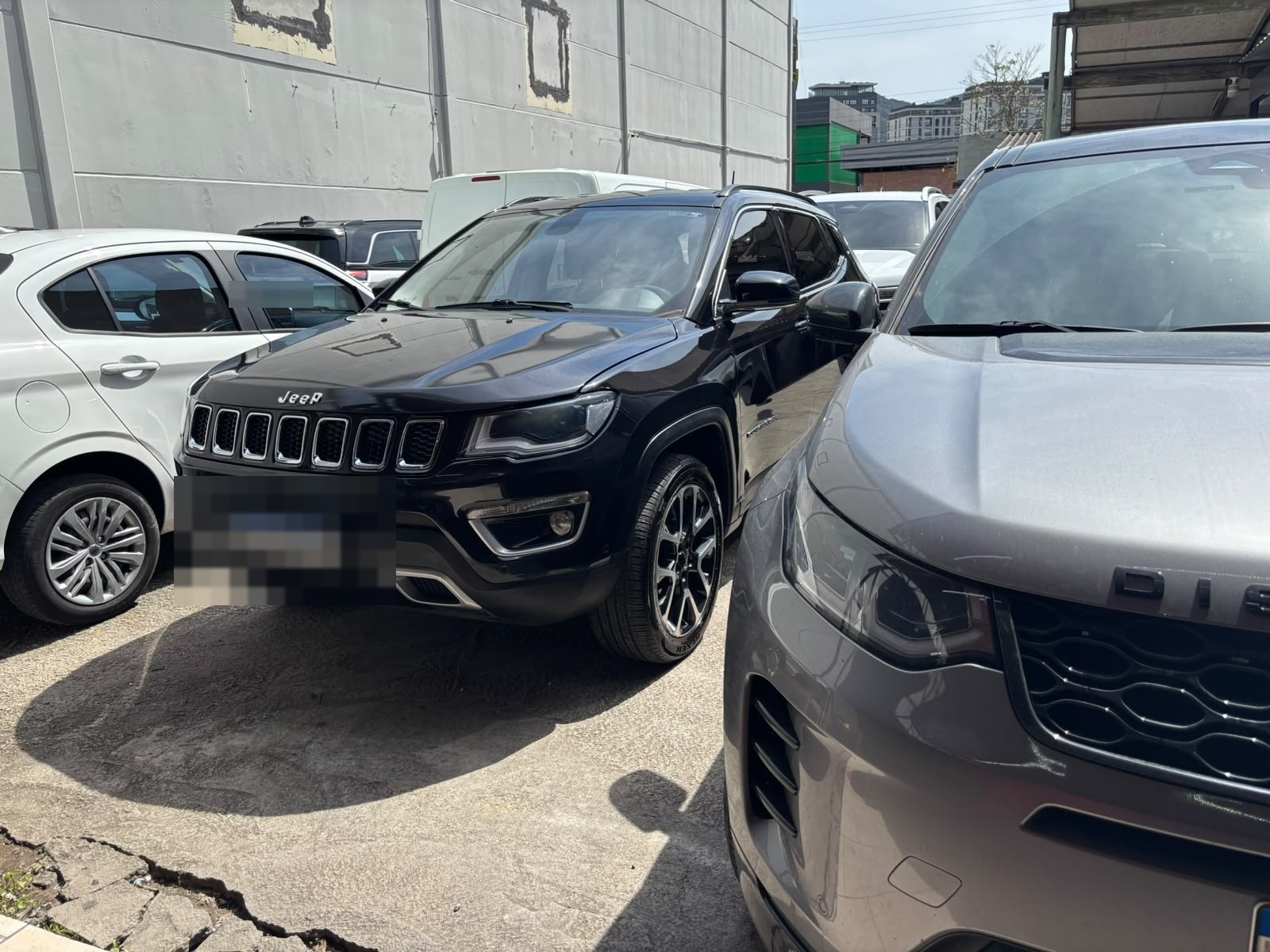SUV preta no pátio da oficina com a pintura brilhante
